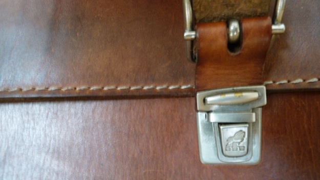 Ruitertassen briefcase latch closeup