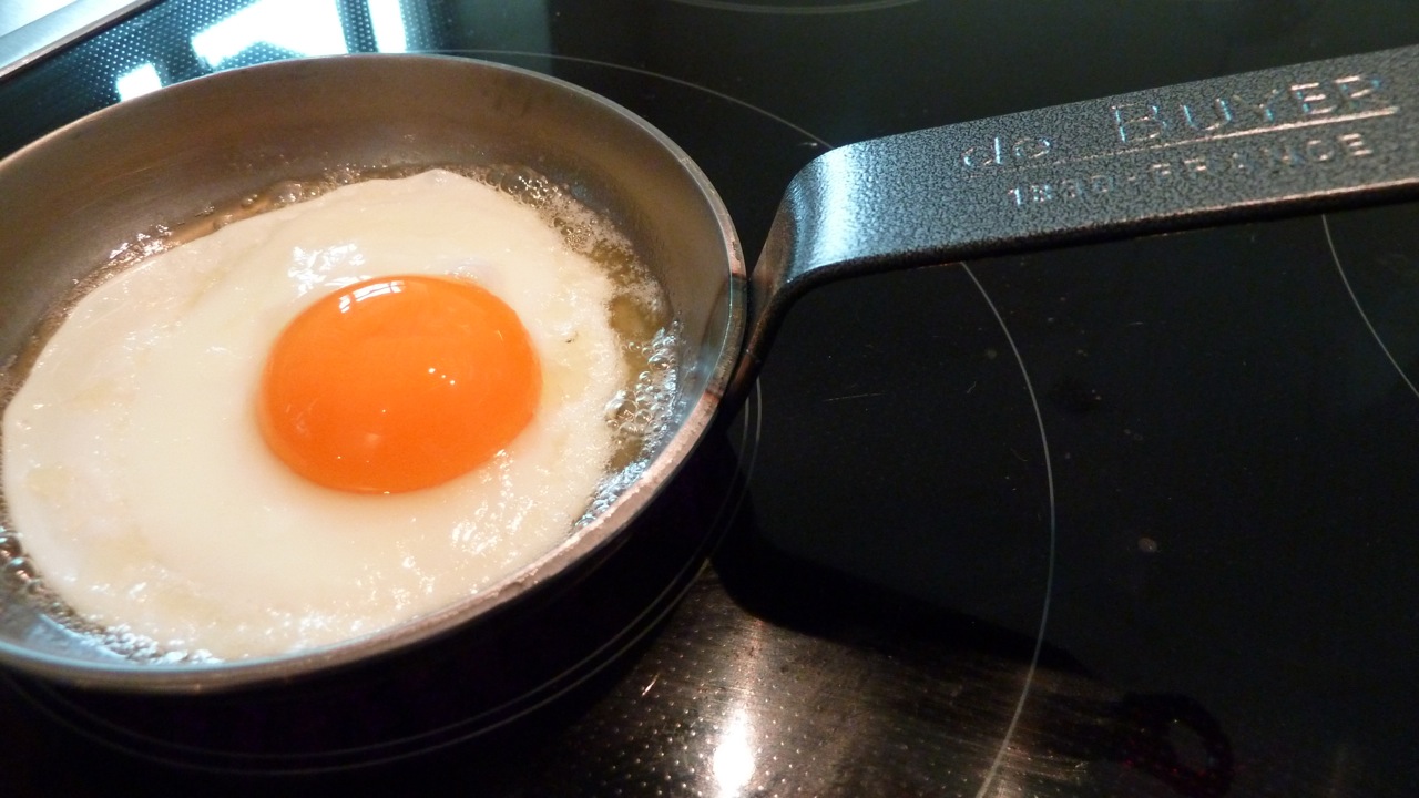 de Buyer breakfast pan – fried eggs  be-cause - style, travel, collecting  and food blog